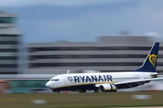 Mulher impede tragédia ao segurar marido parcialmente sugado por janela em voo da Ryanair 7 ocrente 1784079539