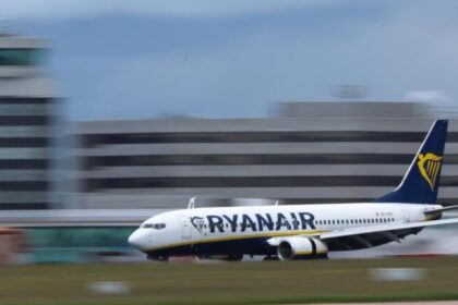 Mulher impede tragédia ao segurar marido parcialmente sugado por janela em voo da Ryanair 12 ocrente 1784079539