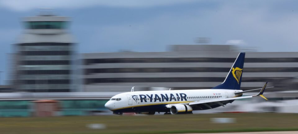 Mulher impede tragédia ao segurar marido parcialmente sugado por janela em voo da Ryanair 2 ocrente 1784079539