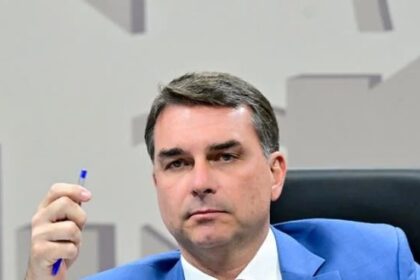 Foto mostra Flávio Bolsonaro ao lado de suspeito de atuar para Daniel Vorcaro; senador nega vínculo 20 ocrente 1784142547