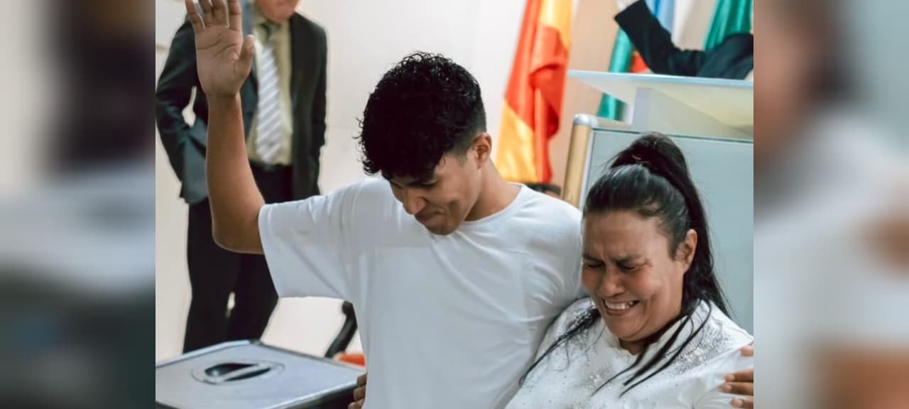 Jovem resgatado após 106 horas sob escombros retorna à igreja e celebra “nova chance de viver” 2 ocrente 1784143441