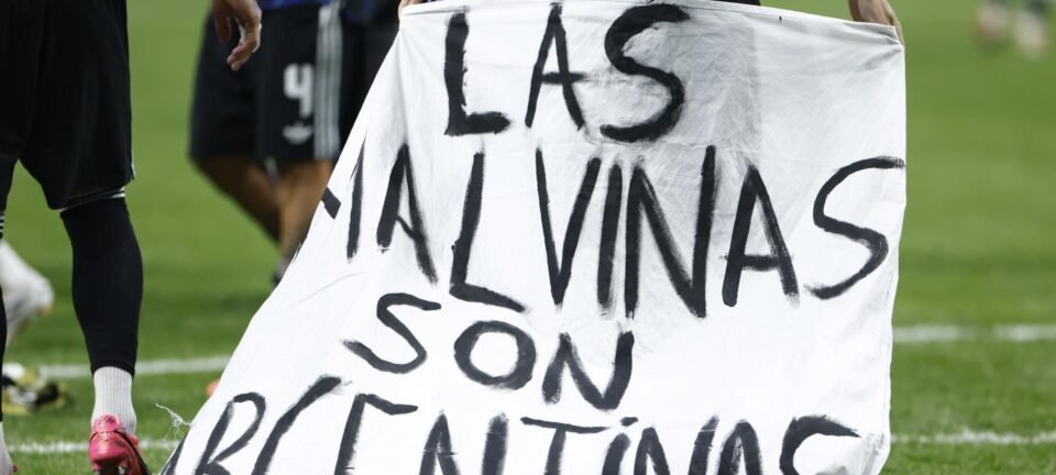 Após eliminar Inglaterra, jogadores da Argentina erguem faixa sobre Malvinas e desafiam regra da Fifa 2 ocrente 1784162340