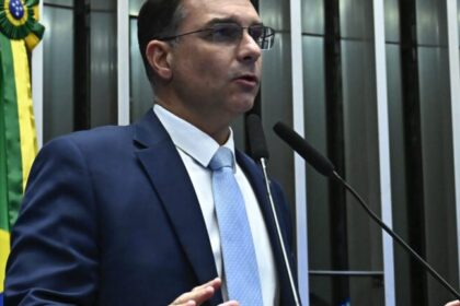 Flávio Bolsonaro acusa Moraes e Dino de criar “atalho” no STF para funções do TSE 6 ocrente 1784172251