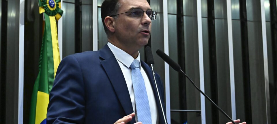 Flávio Bolsonaro acusa Moraes e Dino de criar “atalho” no STF para funções do TSE 2 ocrente 1784172251