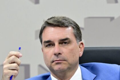 Em podcast, Flávio Bolsonaro promete copiar gestão do pai, questiona STF e admite racha com Michelle 4 ocrente 1784184844