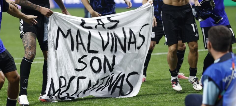 Londres pressiona Fifa a investigar faixa argentina sobre Malvinas exibida após semifinal 2 ocrente 1784206445