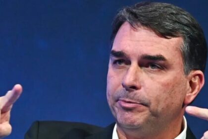 Flávio Bolsonaro defende manutenção do Bolsa Família e promete cashback para qualificação 14 ocrente 1784216341