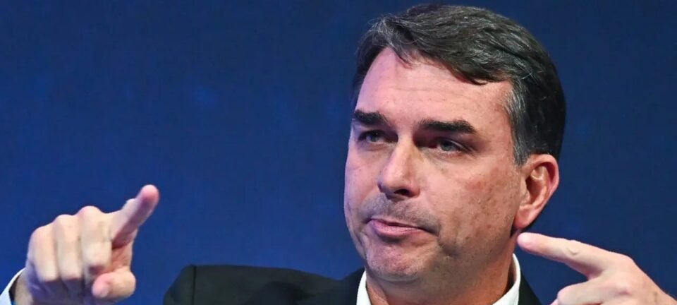 Flávio Bolsonaro defende manutenção do Bolsa Família e promete cashback para qualificação 2 ocrente 1784216341