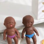 Boneca antisstress de bebê negro é alvo de violência em vídeos na China e provoca repúdio internacional 4 ocrente 1784224449