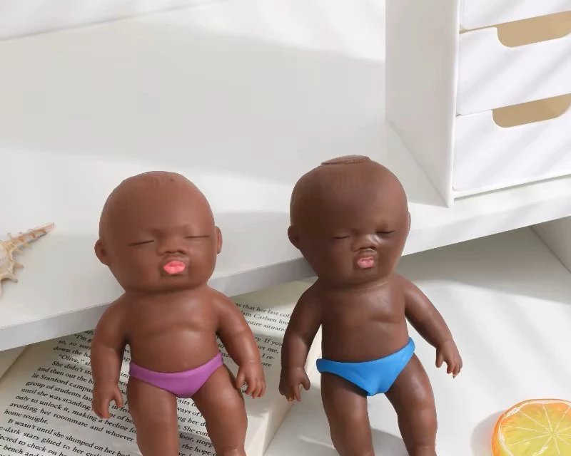 Boneca antisstress de bebê negro é alvo de violência em vídeos na China e provoca repúdio internacional 2 ocrente 1784224449
