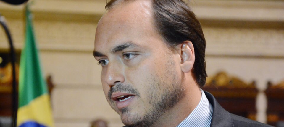 Promotoria arquiva investigação sobre domicílio eleitoral de Carlos Bolsonaro 2 ocrente 1784255949