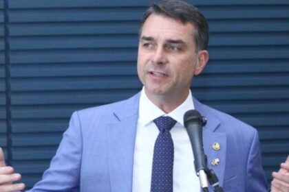 Flávio Bolsonaro lança plano “Brasil por Elas” com central de denúncias e IA para atrair eleitoras 14 ocrente 1784275744