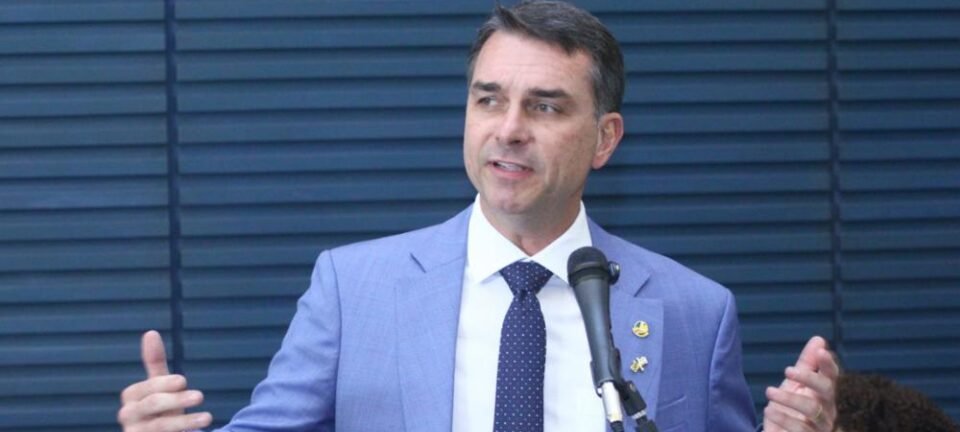 Flávio Bolsonaro lança plano “Brasil por Elas” com central de denúncias e IA para atrair eleitoras 2 ocrente 1784275744