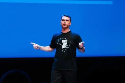 Flávio Bolsonaro aponta “mindinho de 20 cm” e diz que foto com Sicário foi criada por inteligência artificial 12 ocrente 1784282950