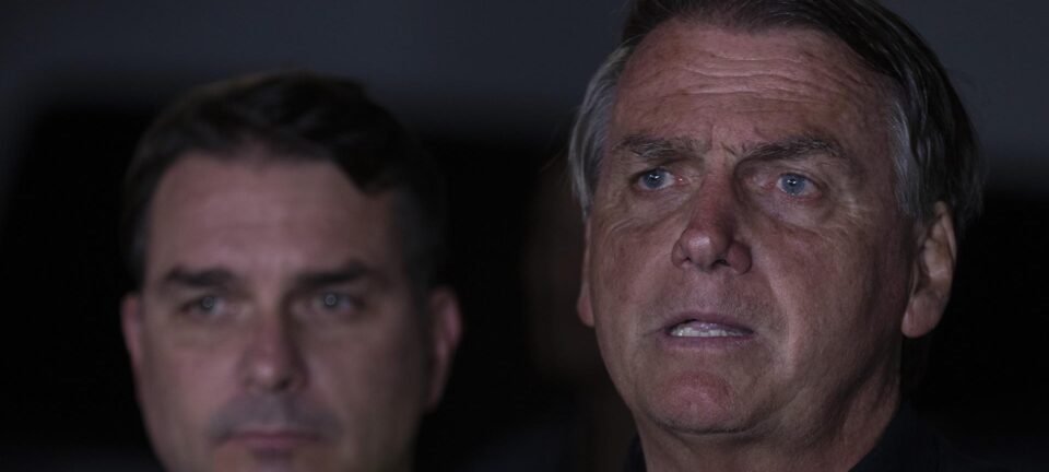 Flávio Bolsonaro afirma que pai foi “enterrado vivo” após novas restrições impostas por Moraes; aliados reagem 2 ocrente 1784344160
