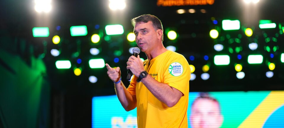 Flávio Bolsonaro chama Moraes de “tirano” e promete não se curvar a novas restrições ao pai 2 ocrente 1784404452