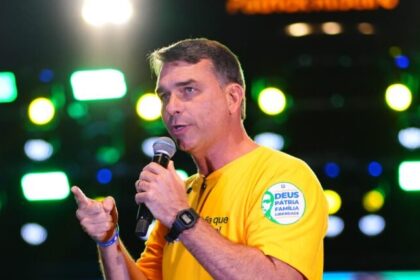 Flávio Bolsonaro chama Lei Maria da Penha de “pedaço de papel” em evento no ES 18 ocrente 1784419744