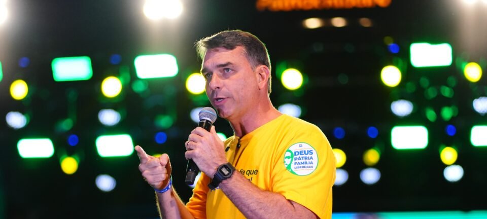 Flávio Bolsonaro chama Lei Maria da Penha de “pedaço de papel” em evento no ES 2 ocrente 1784419744
