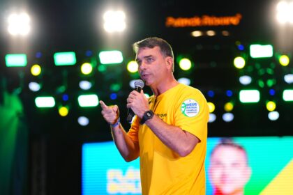 Flávio Bolsonaro reage a decisão de Moraes e defende seu impeachment em ato em Vitória 14 ocrente 1784428743