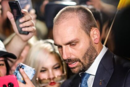 Concessão de green card a Eduardo Bolsonaro ecoa na imprensa estrangeira em meio a tarifas dos EUA contra o Brasil 10 ocrente 1784635746