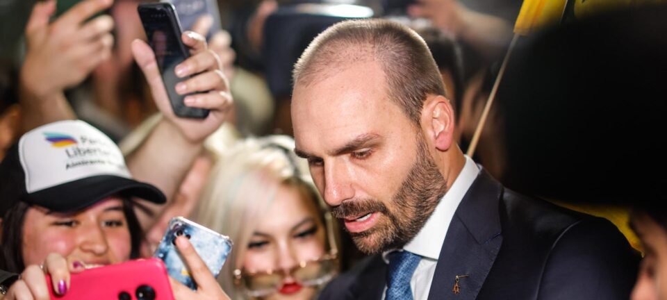 Concessão de green card a Eduardo Bolsonaro ecoa na imprensa estrangeira em meio a tarifas dos EUA contra o Brasil 2 ocrente 1784635746