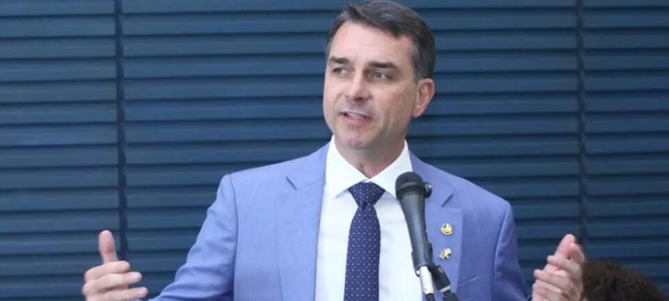 Flávio Bolsonaro reafirma confiança nas urnas após citar Smartmatic a diplomatas 2 ocrente 1784729350