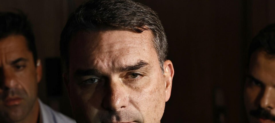 Flávio Bolsonaro rebate denúncia e diz que nota de R$ 500 mil para empresa ligada ao Banco Master é legal 2 ocrente 1784760914