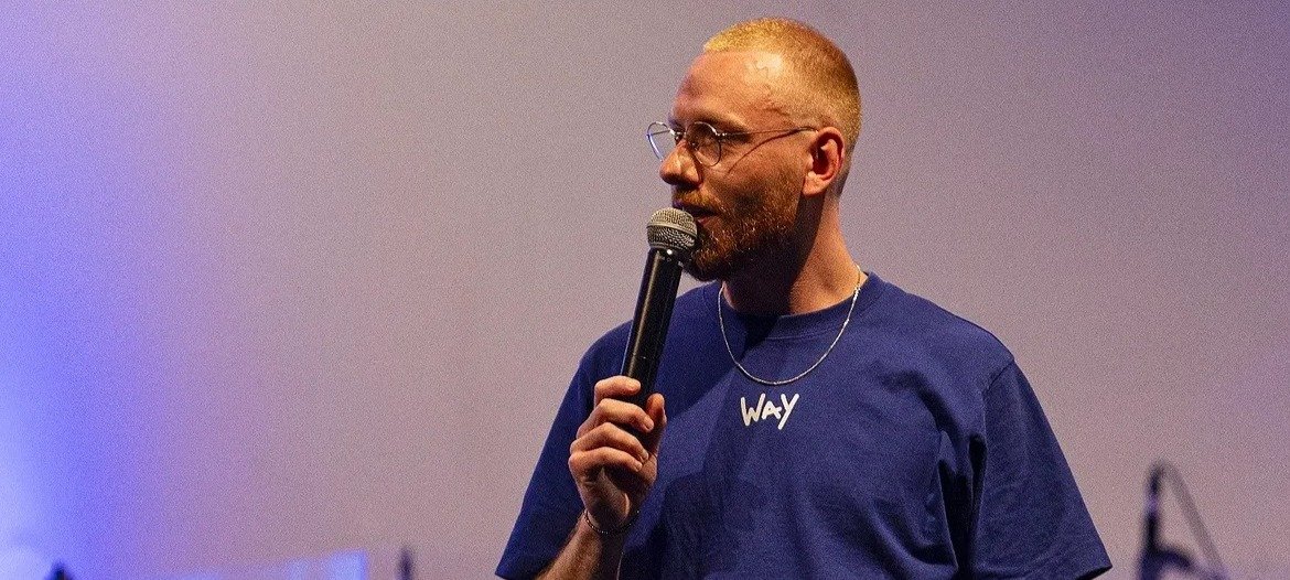 Abraço “invisível” em culto leva DJ holandês à fé cristã e ao ministério musical mundial 2 ocrente 1784768057