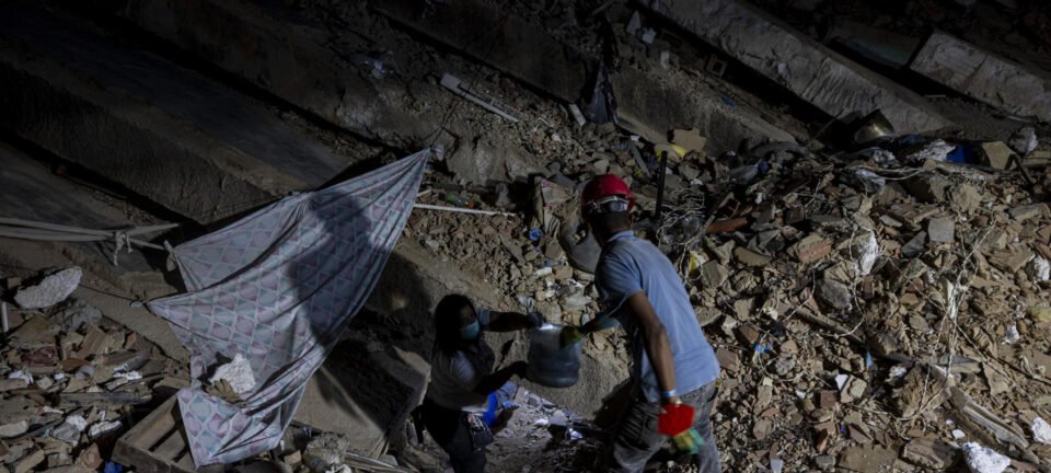 Um mês após terremotos, Venezuela soma quase 30 mil desaparecidos e vê retirada de equipes de resgate 2 ocrente 1784901260
