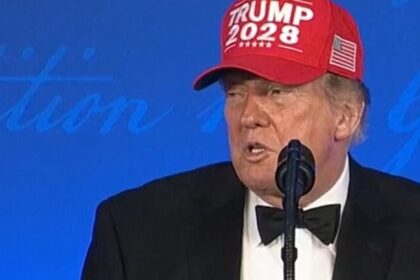 Trump veste boné “Trump 2028” e faz piada sobre quarto mandato em jantar com imprensa 18 ocrente 1784992148