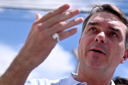 Maioria dos brasileiros vê interesse eleitoral pró-Flávio Bolsonaro em tarifaço dos EUA, diz Datafolha 18 ocrente 1785154152