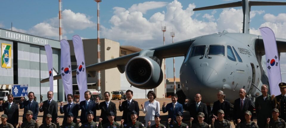 Presidente sul-coreano inspeciona primeiro cargueiro KC-390 comprado da Embraer 2 ocrente 1785204549