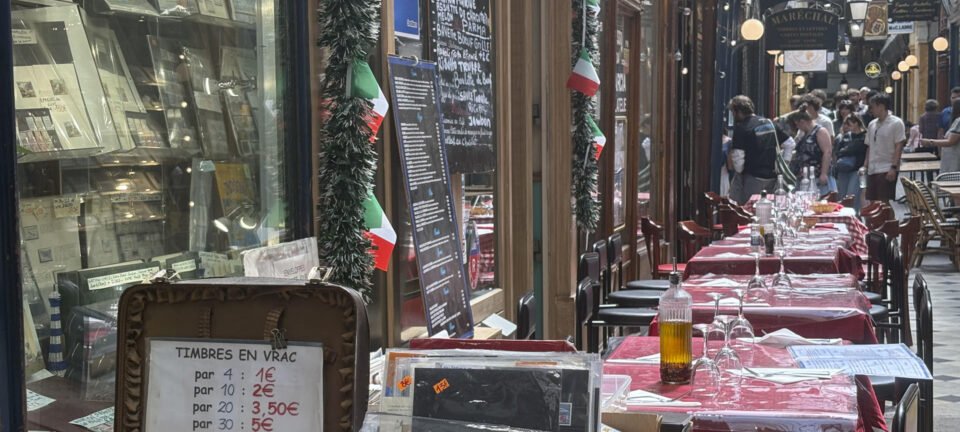 Lojas de selos lutam para sobreviver na passagem coberta mais antiga de Paris 2 ocrente 1785245052