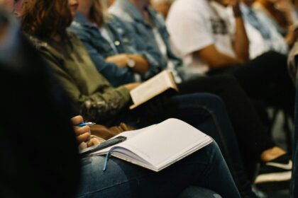 Quase metade dos cristãos praticantes nos EUA recorreria à IA para aprimorar a vida espiritual 20 ocrente 1785245948