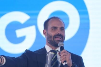 Eduardo Bolsonaro afirma que Milei foi “até muito educado” ao chamar Moraes de “lixo careca” 12 ocrente 1785351255