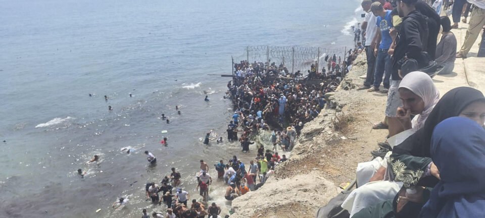 Chegada repentina de 50 mil migrantes a Ceuta mobiliza Igreja e acende alerta na Espanha 2 ocrente 1785531254