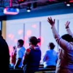 Aumento de 8 milhões na frequência às igrejas nos EUA: Um panorama atual 4 Pessoas louvando culto igreja canva pro