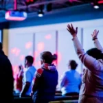 Aumento de 8 milhões na frequência às igrejas nos EUA: Um panorama atual 5 Pessoas louvando culto igreja canva pro