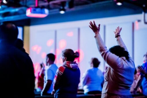 Aumento de 8 milhões na frequência às igrejas nos EUA: Um panorama atual 1 Pessoas louvando culto igreja canva pro