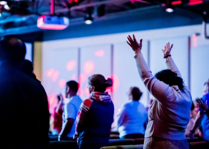 Aumento de 8 milhões na frequência às igrejas nos EUA: Um panorama atual 2 Pessoas louvando culto igreja canva pro