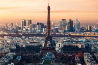 Relatório revela 40 crimes de ódio contra cristãos na Europa em julho 5 Torre Eiffel em Paris capital da Franca Foto Canva Pro