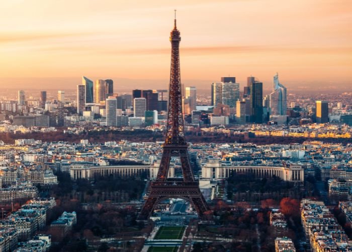 Relatório revela 40 crimes de ódio contra cristãos na Europa em julho 2 Torre Eiffel em Paris capital da Franca Foto Canva Pro