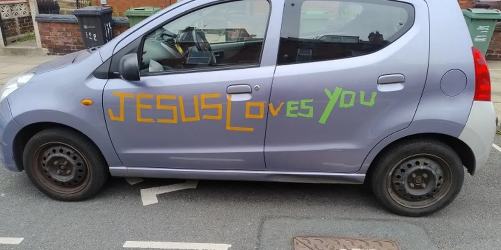 Seguradora nega cobertura a cristão devido a adesivo "Jesus te ama" 2 cristao seguro carro recusado adesivo jesus te ama