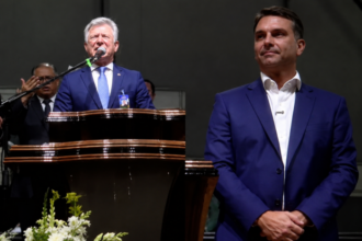 Pastor abençoa campanha de Flávio Bolsonaro em culto em Alagoas 6 image 19 e1787947437678