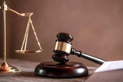 Tribunal de Justiça de MT anula doação de terrenos públicos para igreja em Sorriso 6 juiz martelo com justica advogados objeto documentos trabalhar tabela 28283 8931