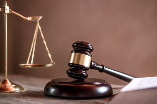 Tribunal de Justiça de MT anula doação de terrenos públicos para igreja em Sorriso 2 juiz martelo com justica advogados objeto documentos trabalhar tabela 28283 8931