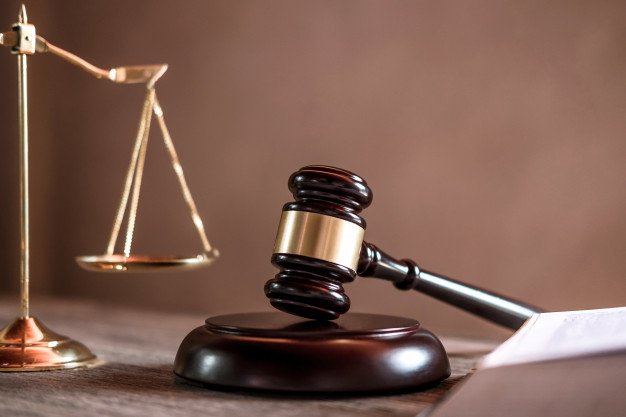 Tribunal de Justiça de MT anula doação de terrenos públicos para igreja em Sorriso 2 juiz martelo com justica advogados objeto documentos trabalhar tabela 28283 8931