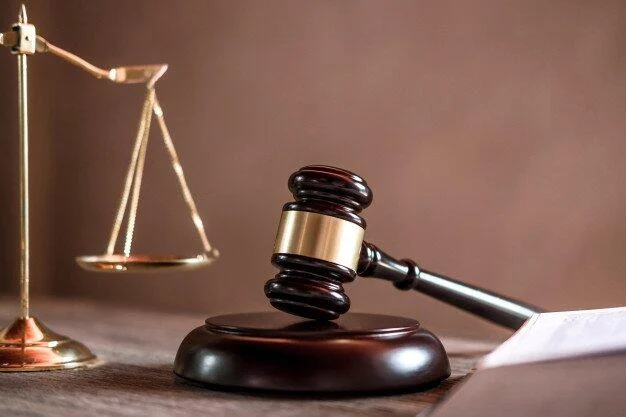 Tribunal de Justiça de MT anula doação de terrenos públicos para igreja em Sorriso 2 juiz martelo com justica advogados objeto documentos trabalhar tabela 28283 8931
