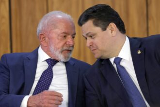 Lula e Alcolumbre se reencontram no Amapá após reaproximação e anúncio da Petrobras 6 lula com davi alcolumbre foto jose cruz agencia brasil 1