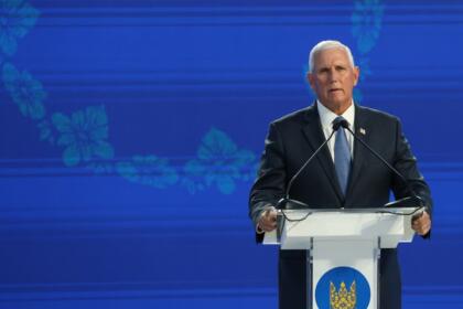 Líderes Mundiais e Cristãos se Reúnem em Kyiv para Orar pela Paz na Ucrânia 3 mike pence ukraine prayer breakfast